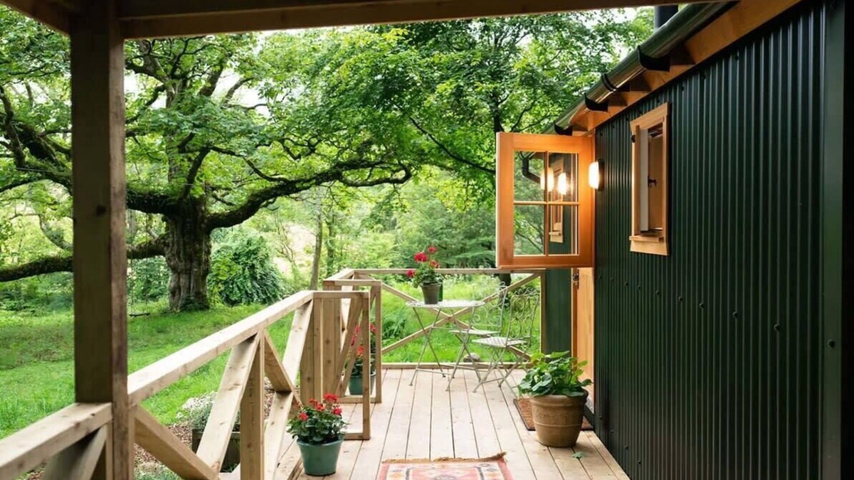 Clachan of Campsie Apartment | Luxury Shepherd's Hut Near Glasgow