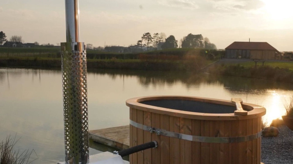 Donaghadee Cabin | Luxury Shepherds Hut w/Hot Tub - Lake views and private