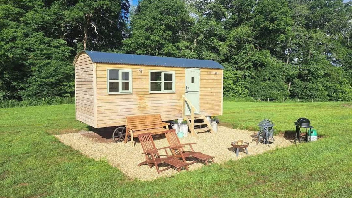 Wickham Cabin | Luxury Shepherds Hut set in a countryside setting