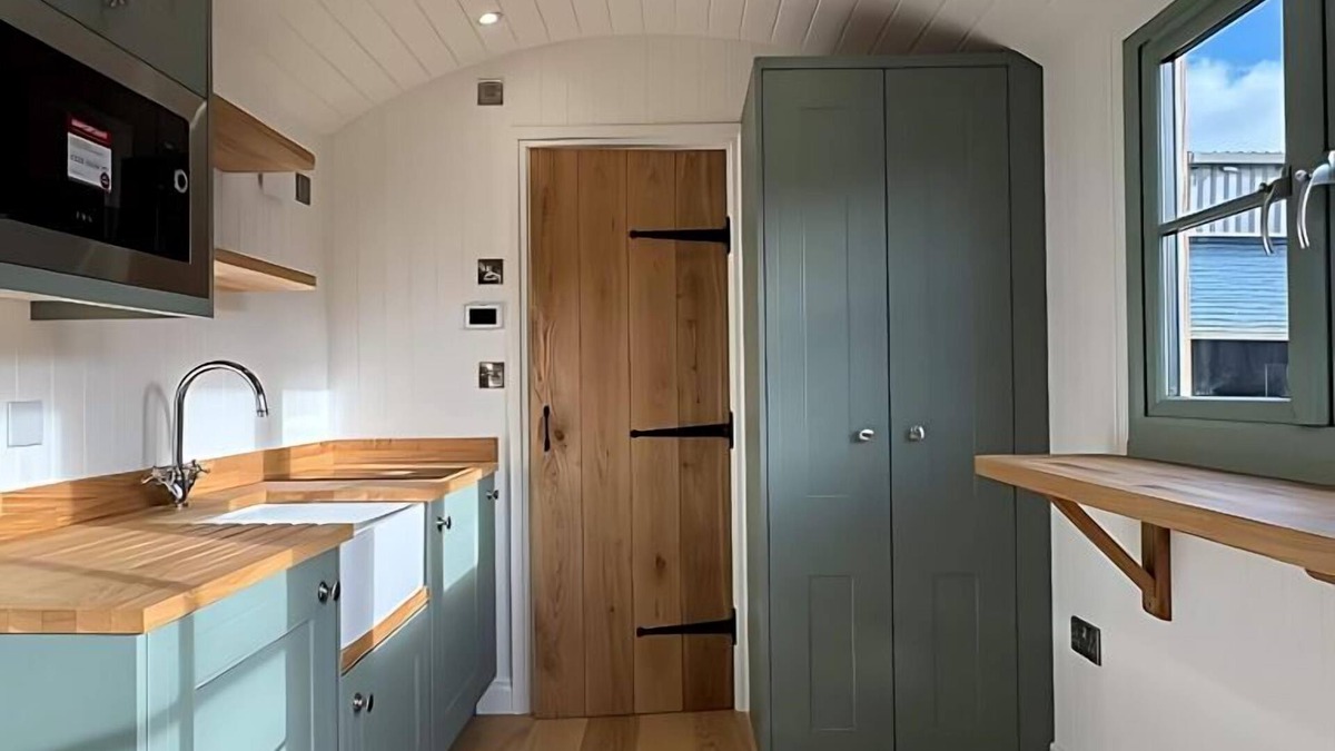 Monknash Cabin | Luxury Shepherds Hut near Glamorgan Coast