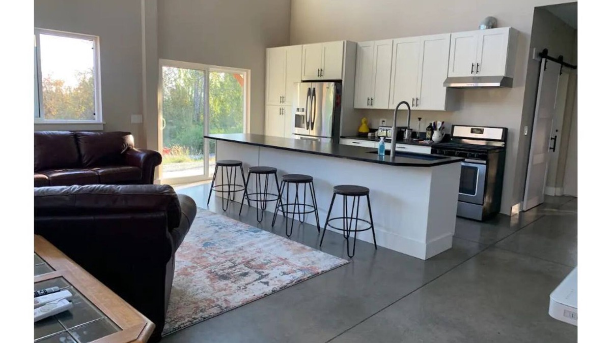 Mount Vernon Apartment | Luxury shome, views above Skagit Valley- EV charge