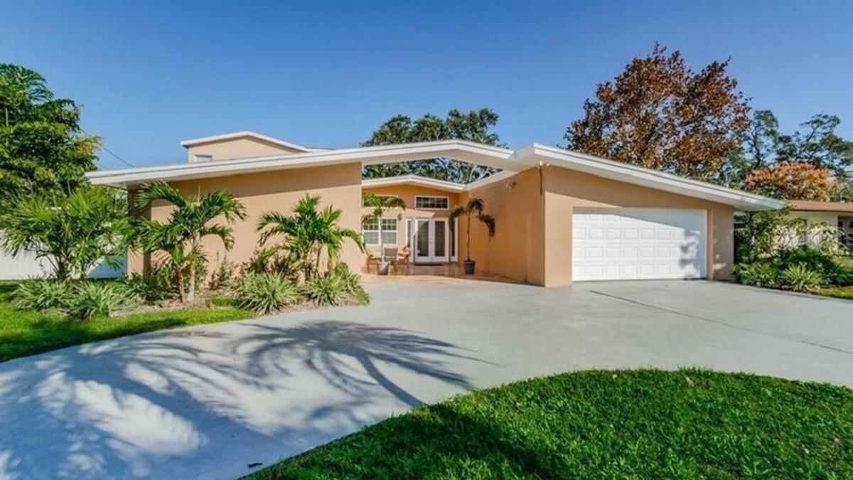 Harbor Bluffs House | Luxury Showstopper!Sleeps16 Pool Spa 2 miles to Beach W/Heated huge pool