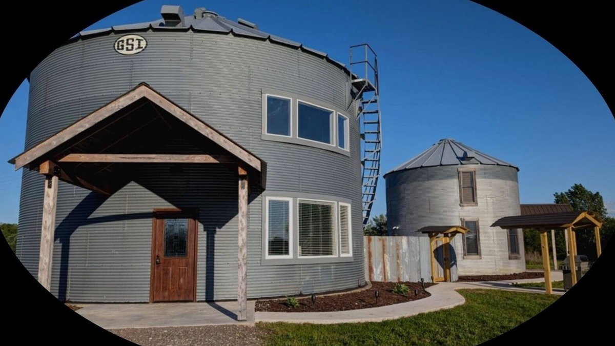 Lewistown House | Luxury Silo, King bed Wi-Fi, Grill, Fire pit. Sunsets in the country n