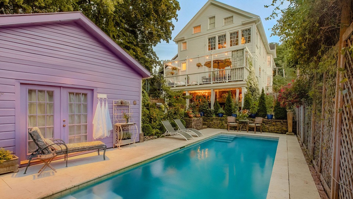 Hudson House | Luxury Spa Retreat with Sauna, Hot Tub & Swimming Pool in the Heart of Hudson