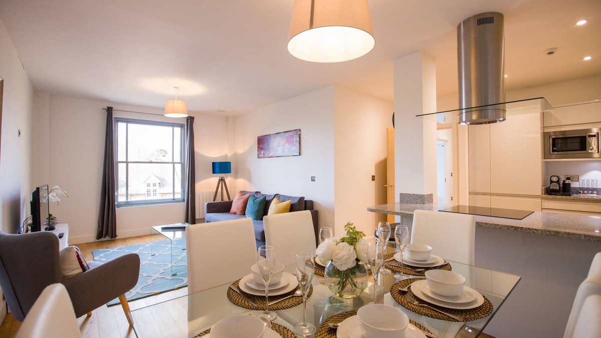 Windsor Apartment | Luxury spacious apartment, secure parking just 8 minutes walk to Windsor Castle