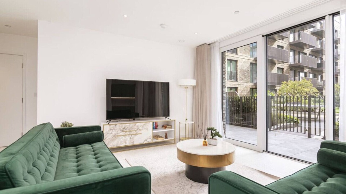 Stepney Green Apartment | Luxury Spacious Flat with Communal Gardens Parking