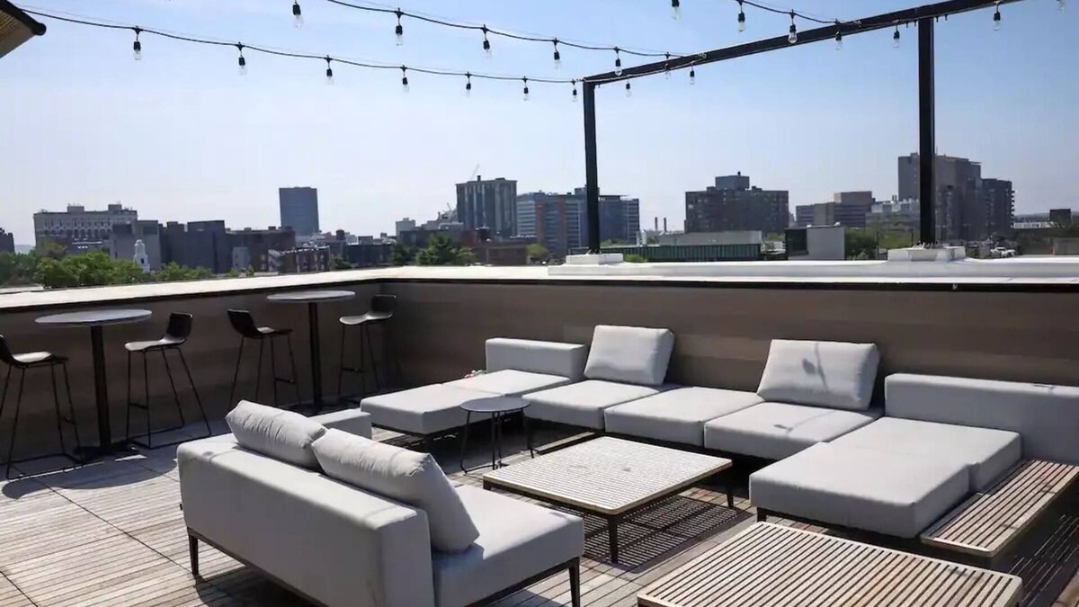Downtown Apartment | Luxury Spacious SkyLine View-Parking-Free Wine