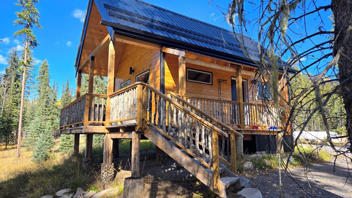 Nordegg Cabin | Luxury Stargazer Cottage - Joby Chungo