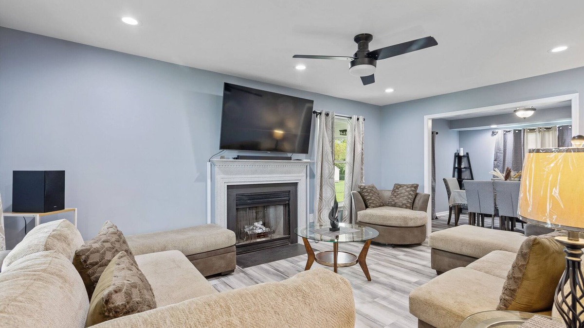 Prince George House | Luxury Stay! 15 min away from Fort Gregg-Adams.