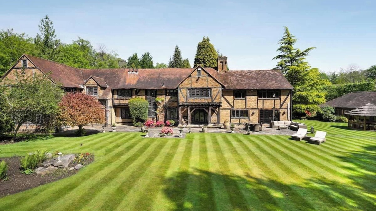 Windlesham House | Luxury Stay w/Pool, Hot Tub, Gym & Garden