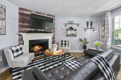 Countryside House | Luxury Sterling townhome - Private, Self checkin