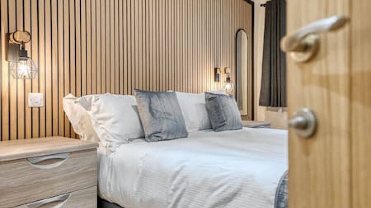 Priors Marston Apartment | Luxury Stockton Studio Rooms, Free WiFi & Parking