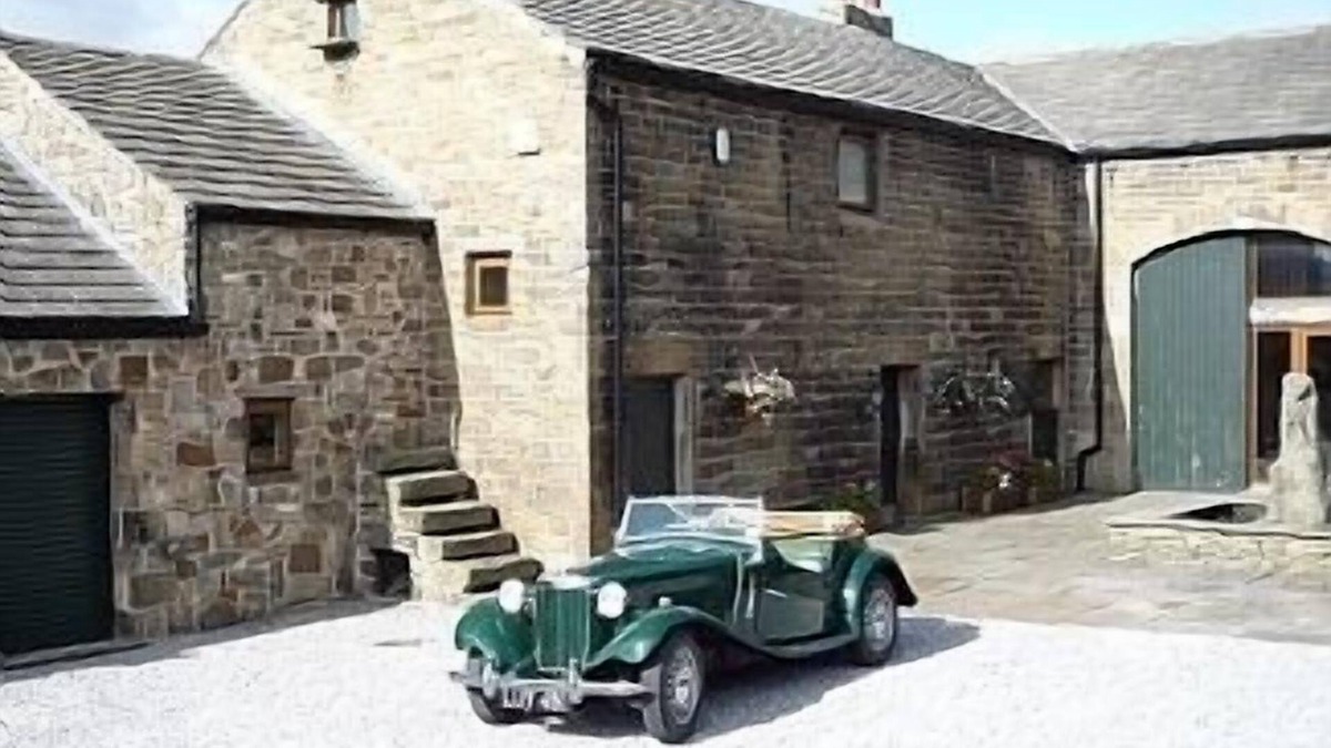 Midhopestones House | Luxury Stone Barn Conversion-On the edge of The Peak District. Hot Tub EV charge