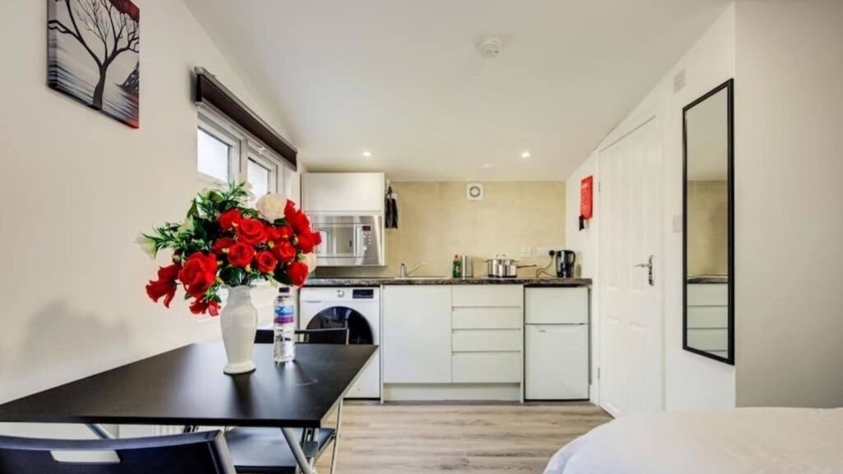 Little Holland Apartment | Luxury Studio Cabin - Central Location - Parking