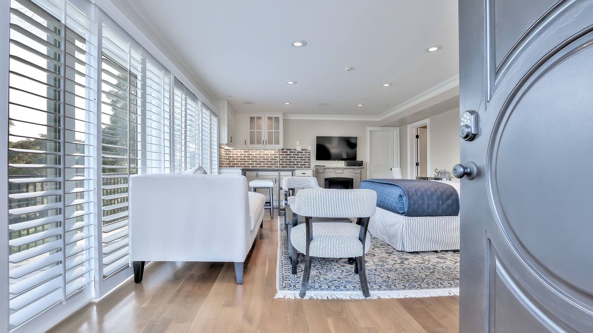 Redwood City Apartment | Luxury Studio in the heart of Silicon Valley