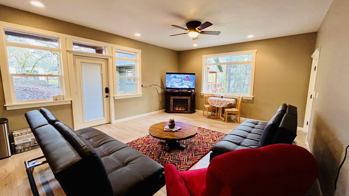 Trail Apartment | Luxury studio in the private hillside of Trail. Wi-Fi & Pet Friendly!