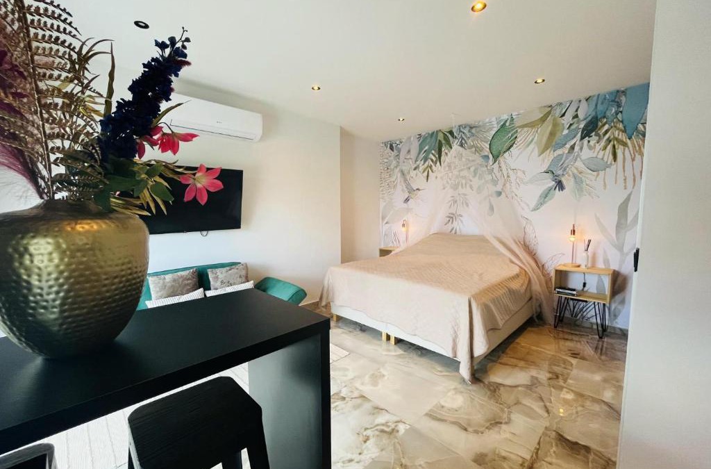 Grote Berg Apartment | Luxury studio with private jacuzzi near beaches