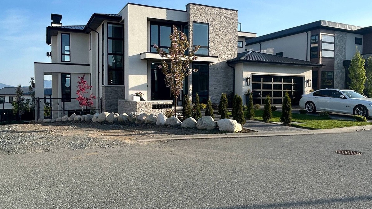 Lower Sumas Mountain Bed & Breakfast | Luxury Suite situated on top of mountain in a prestigious location.