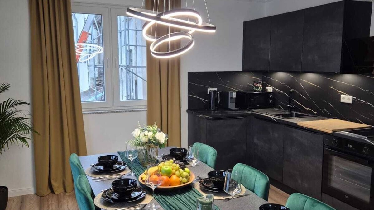 Dinslaken Apartment | Luxury suite Style and comfort TV-75 inch Large balcony Tenderingssee nearby