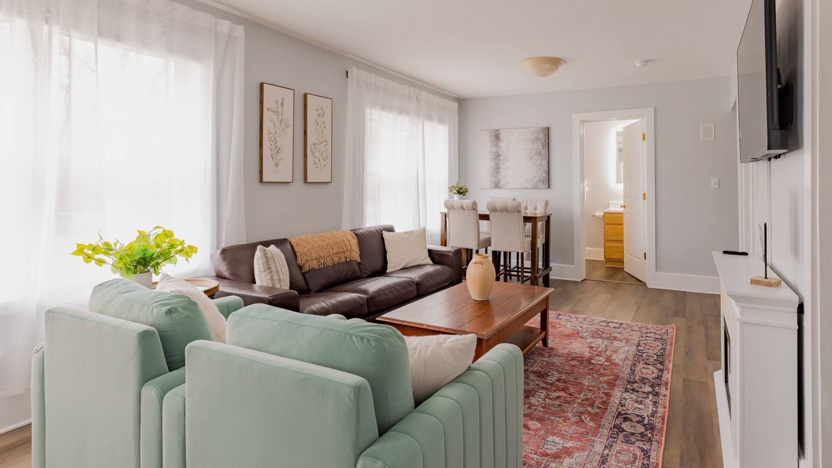 Midland House | Luxury Suite w/Blackout Blinds. Walk to Downtown. Pet Friendly; Full Fenced Yard