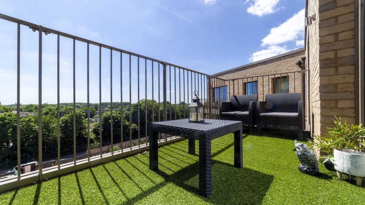 Yiewsley Apartment | Luxury Sunset 2 Bed Apartment - 10min from London Heathrow Airport