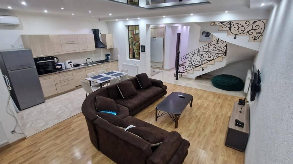 Vake-Saburtalo Villa | Luxury Tbilisi Villa Surrounded by Villas – Pool, BBQ, Terrace, Garden