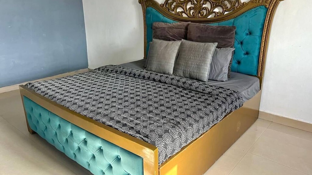 Old Gurgaon Apartment | Luxury terrace jaccuzi rooms best for diwali party