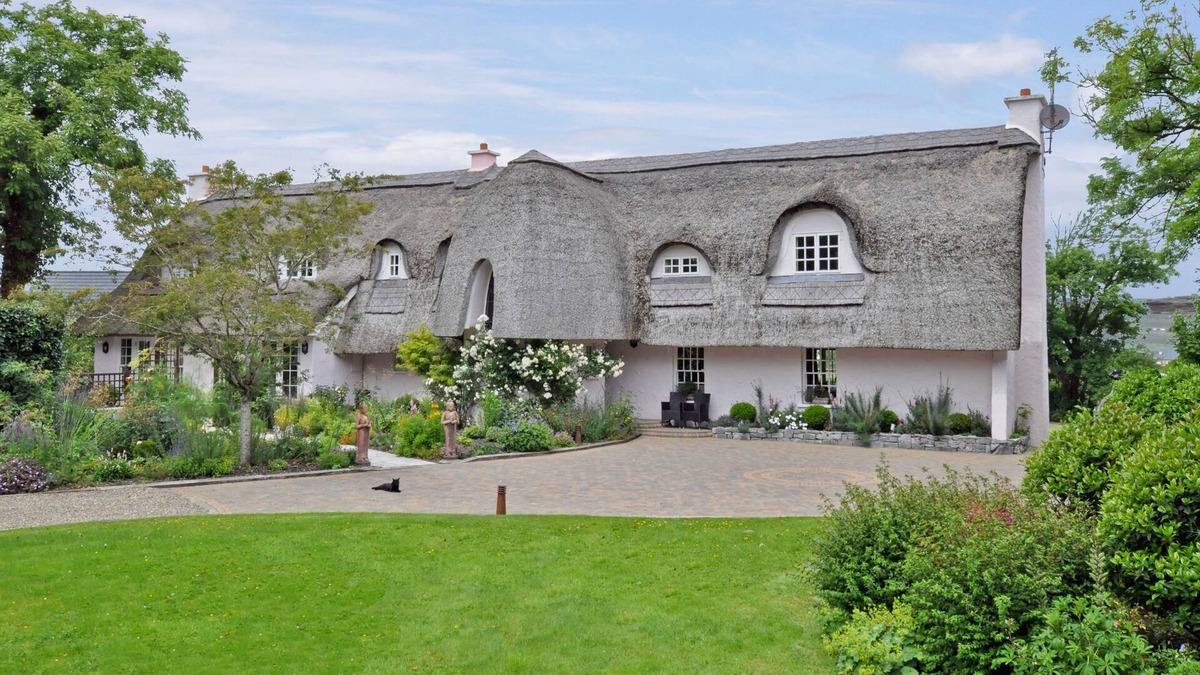 Clarinbridge House | Luxury Thatched Country House situated close to Clarenbridge