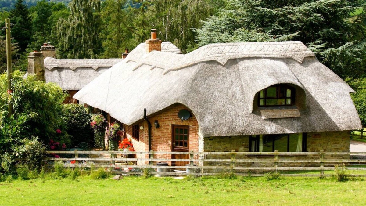 Hulland Ward Cottage | Luxury, Thatched Picturesque Holiday Cottage, Garden Overlooking Rolling Fields