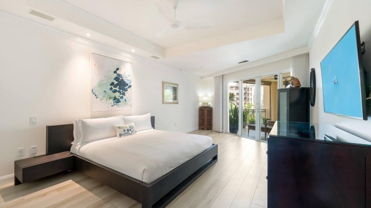 Seven Mile Beach Condo | Luxury Three Bedroom Oasis