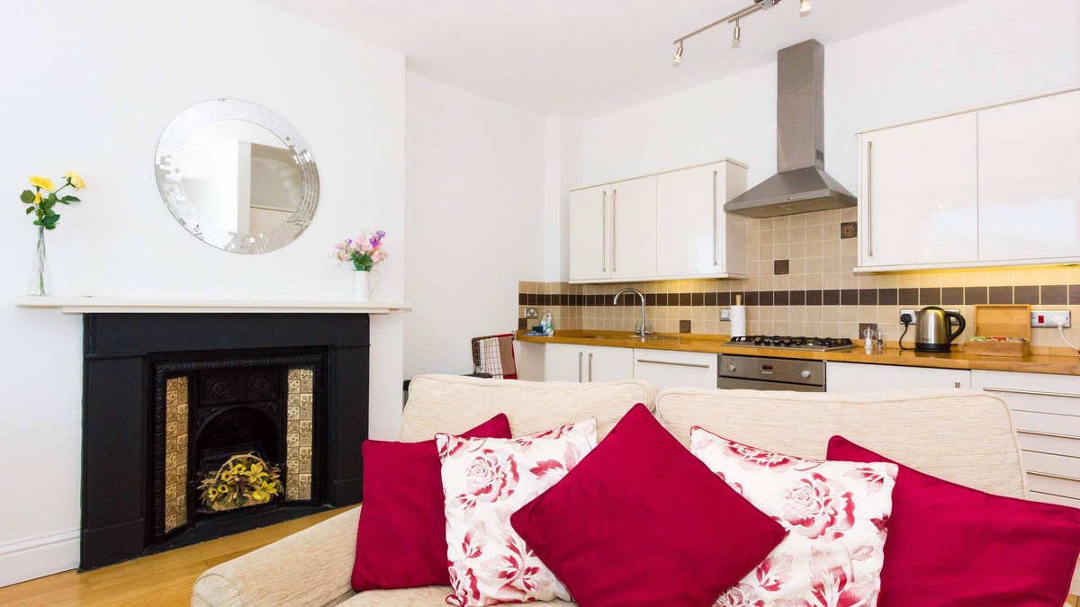 Ventnor Apartment | Luxury Three Bed Apartment with Balcony and Seaviews