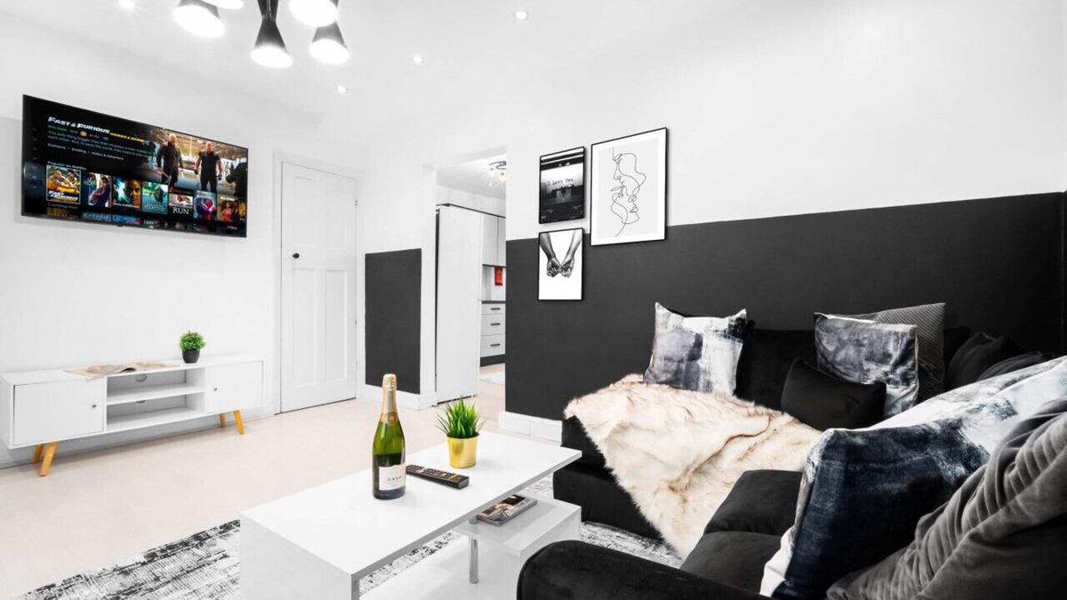 Seisdon House | Luxury Three Bedroom House - Parking - Garden