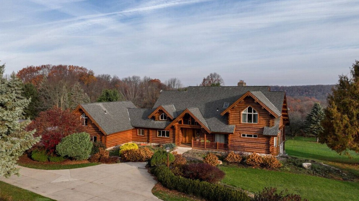 Salem House | Luxury Timber Lodge w/Hot Tub-Sleeps 20