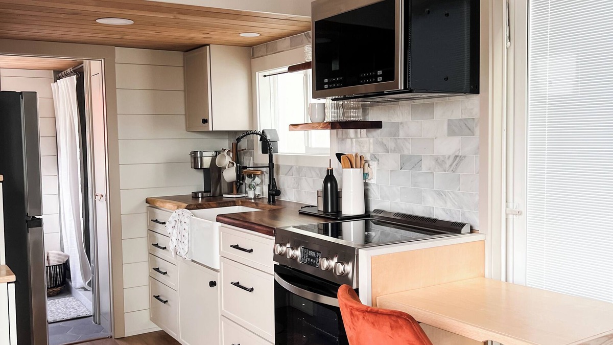 Nampa House | Luxury Tiny Home Getaway - Full kitchen, large bathroom, & more