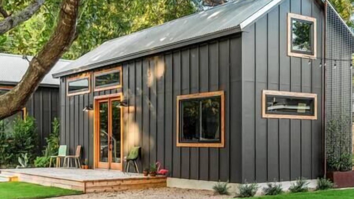 East Cesar Chavez House | Luxury Tiny Home - King Bed - 5 Min to DT