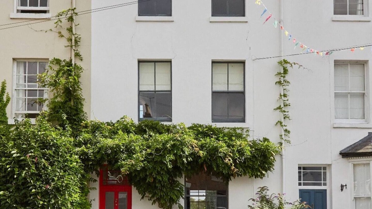 Whitnash House | Luxury Townhose Royal Leamington Spa.nSuperking BedsnLog Burner nWiFi - Sky TV