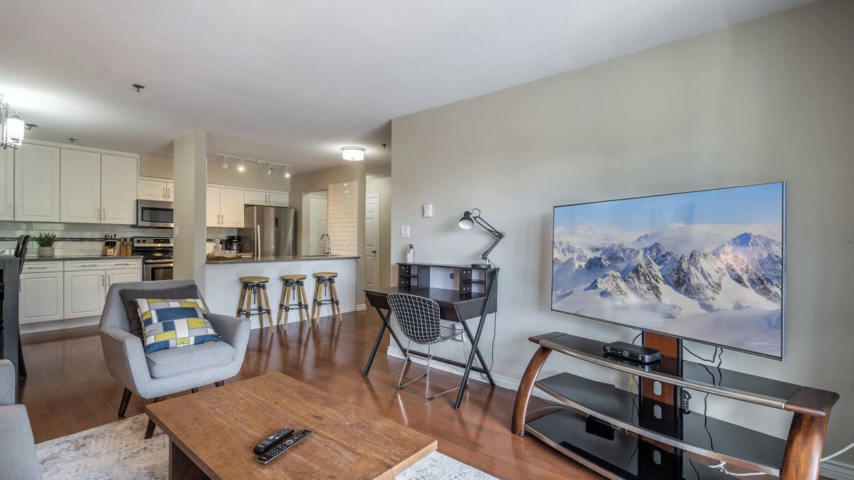 Abbotsford Apartment | Luxury Top Floor 2 Bedroom Condo
