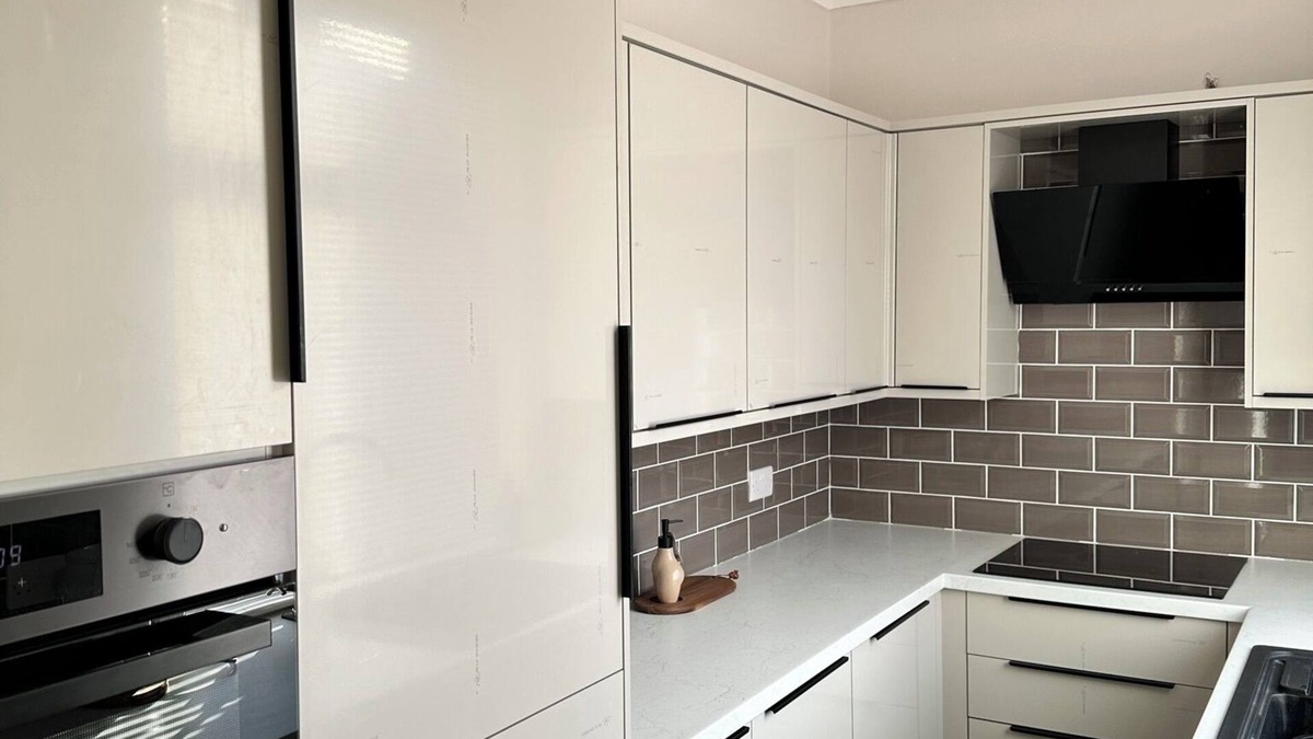 Rastrick House | Luxury Town Centre Home, 1 Minute From the Train Station