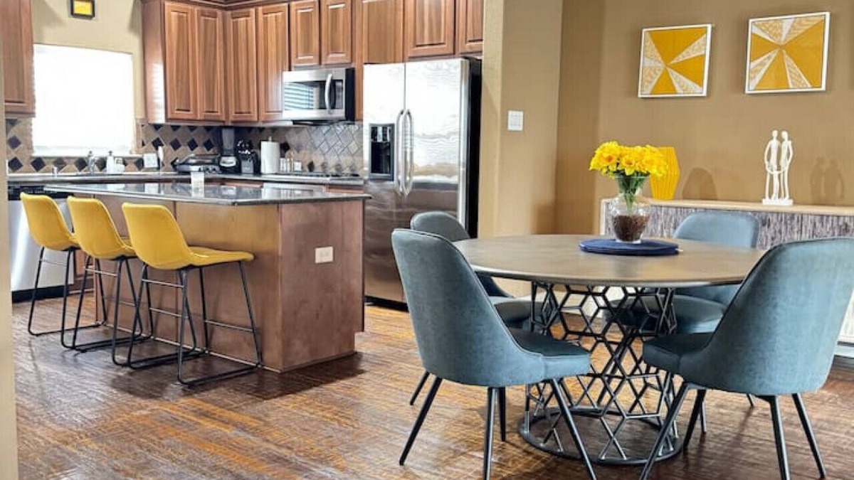 Legacy Park Apartment | Luxury Town House at Legacy Shops