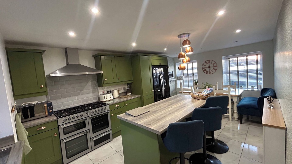 Ards and North Down House | Luxury Town House with Sea View and Hot Tub