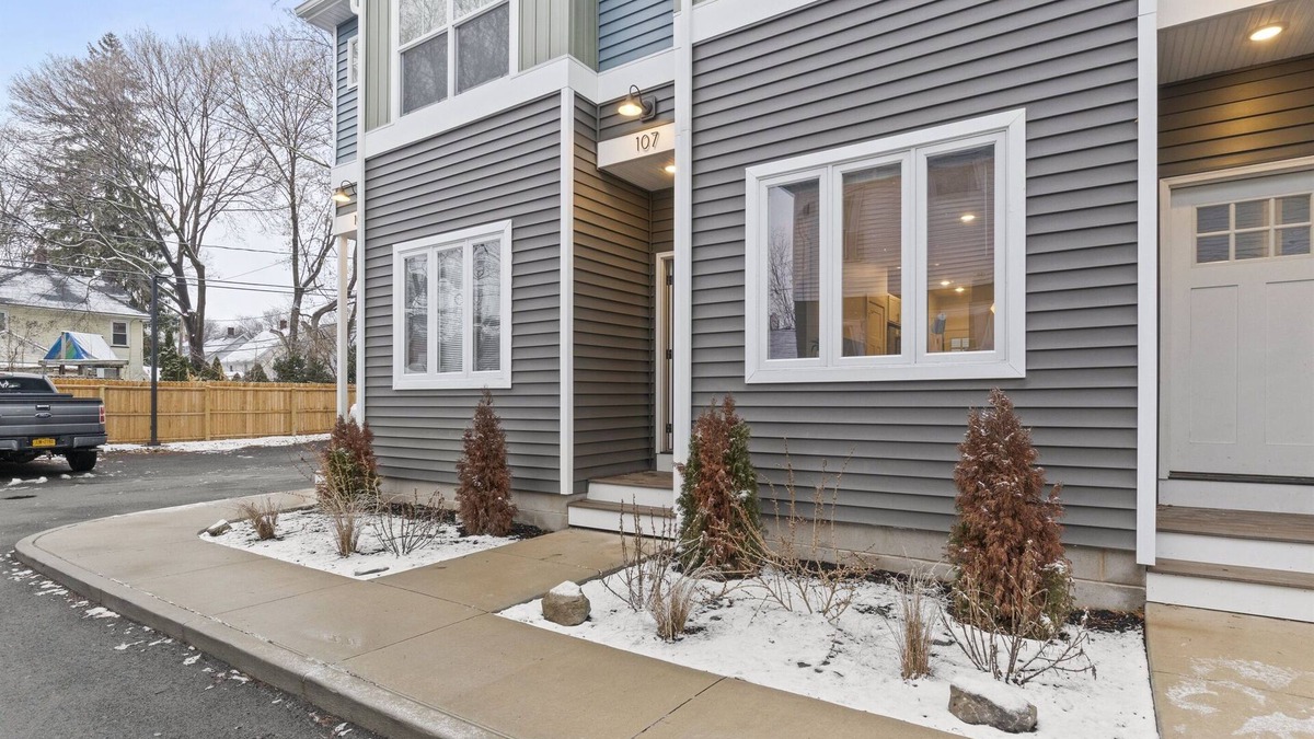 Rochester House | Luxury Townhome | 5 Mins-Roc Airport | WiFi