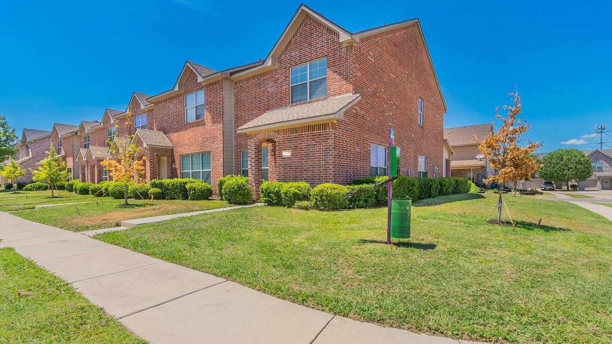 Grand Prairie House | Luxury Townhome Collection GrandPrairie