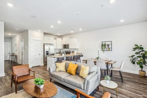 Pine Forest Apartment | LUXURY TOWNHOME NEAR DOWNTOWN AND PENSACOLA BEACH