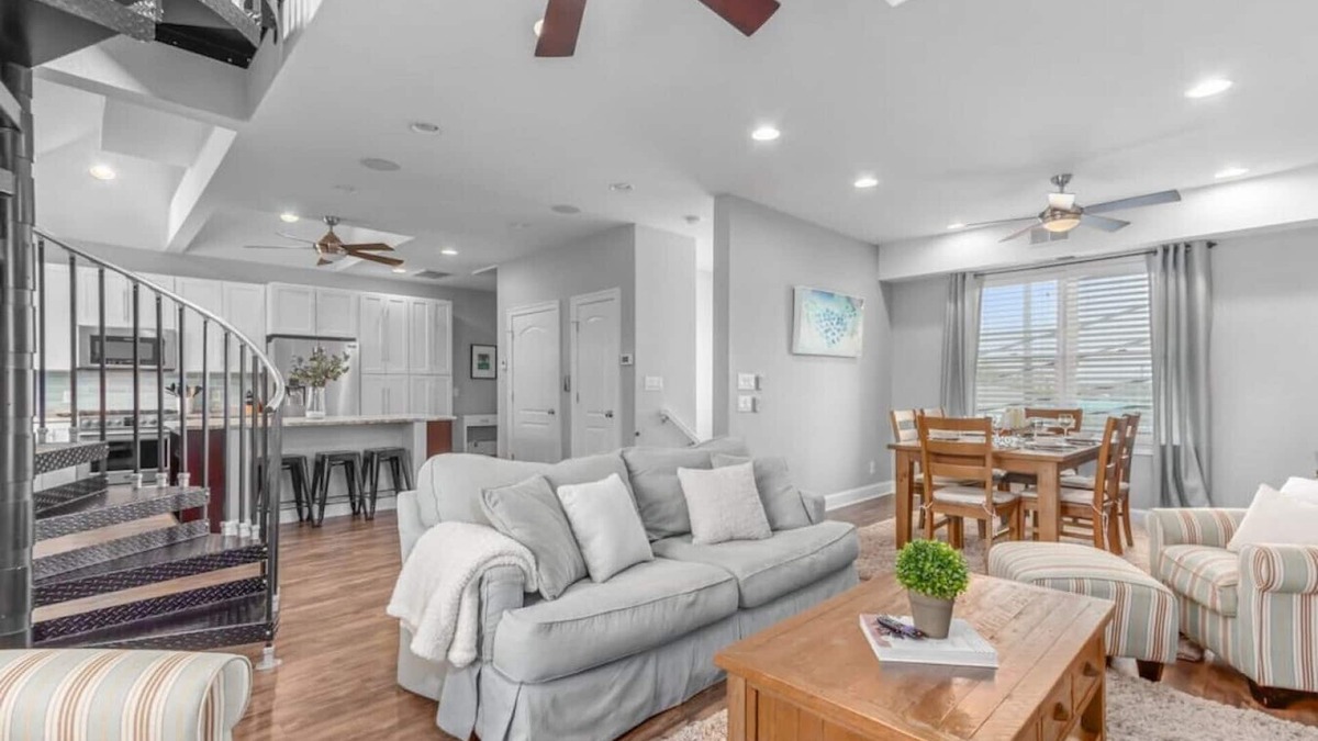 Northeast Virginia Beach House | Luxury Townhome 1 BLOCK from Beach, on Boardwalk