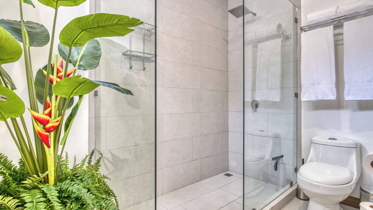 Escazu House | Luxury Townhouse/8p Max/Close to Airport & Medical Facilities/Pool & Fitness