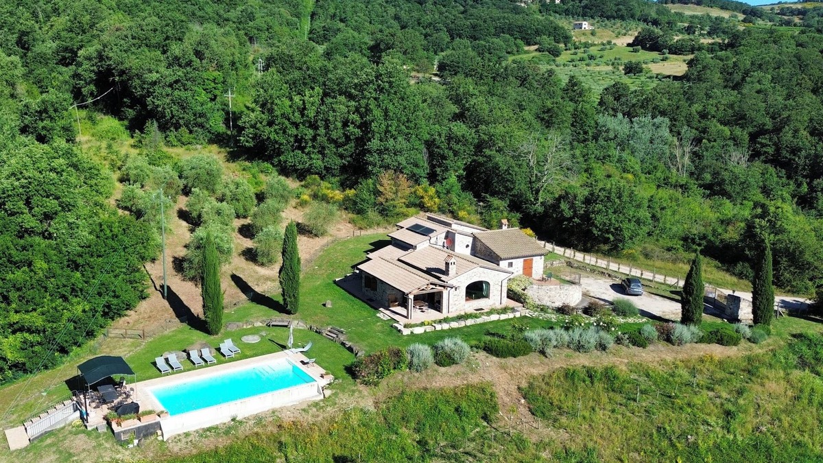 Quadro Villa | Luxury traditional Villa with private infinity pool. Stunning views of Todi