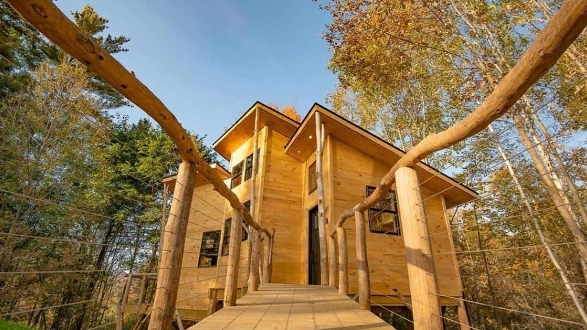 Moscow Cabin | Luxury Treehouse central Stowe/Waterbury. Borders State park. Walk to the Lake!