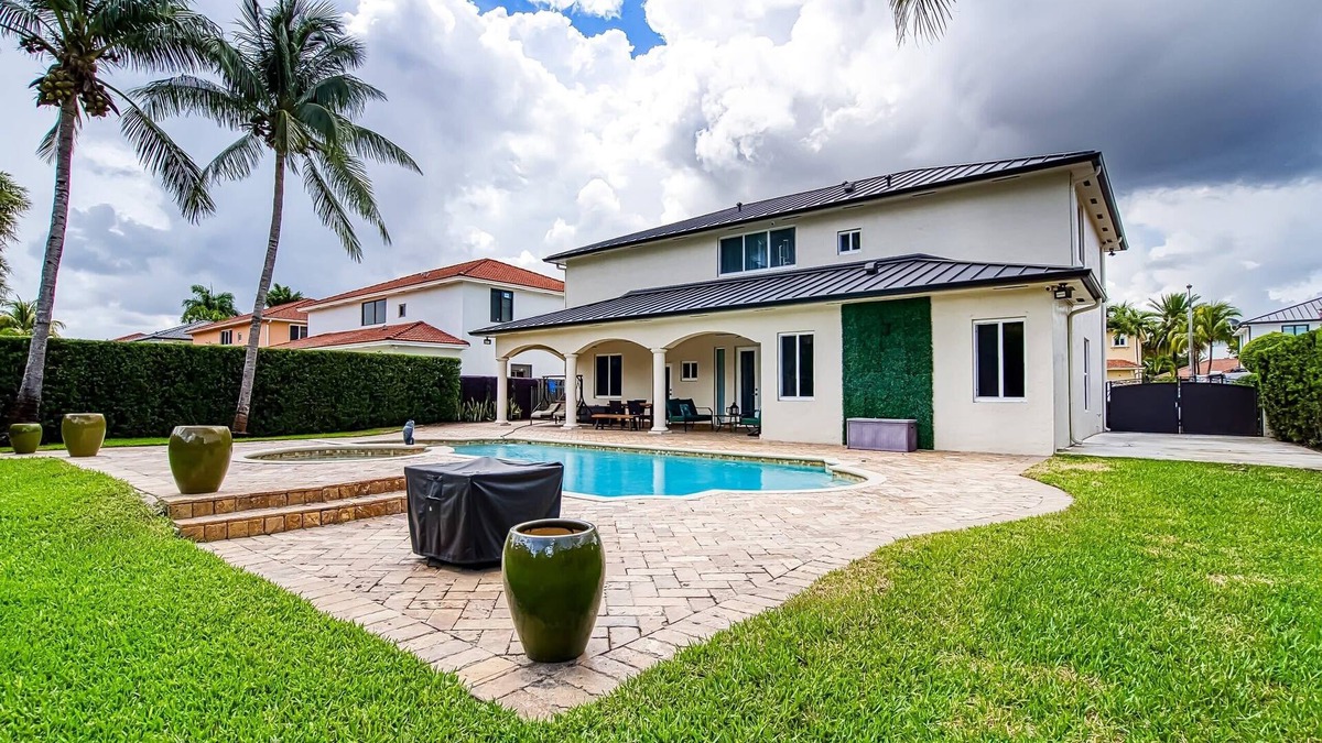 Miami Lakes House | Luxury Tropical Living - 4BR w Backyard Pool Oasis