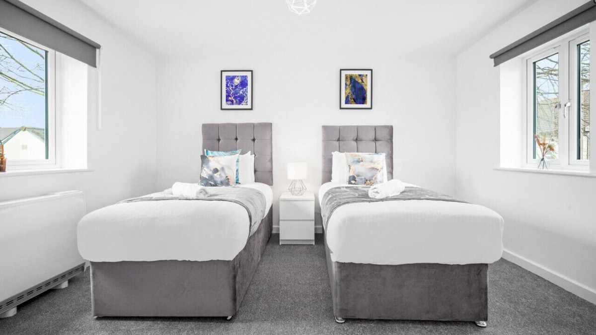Cradley Heath Apartment | Luxury Two Bedroom Apartment - Parking