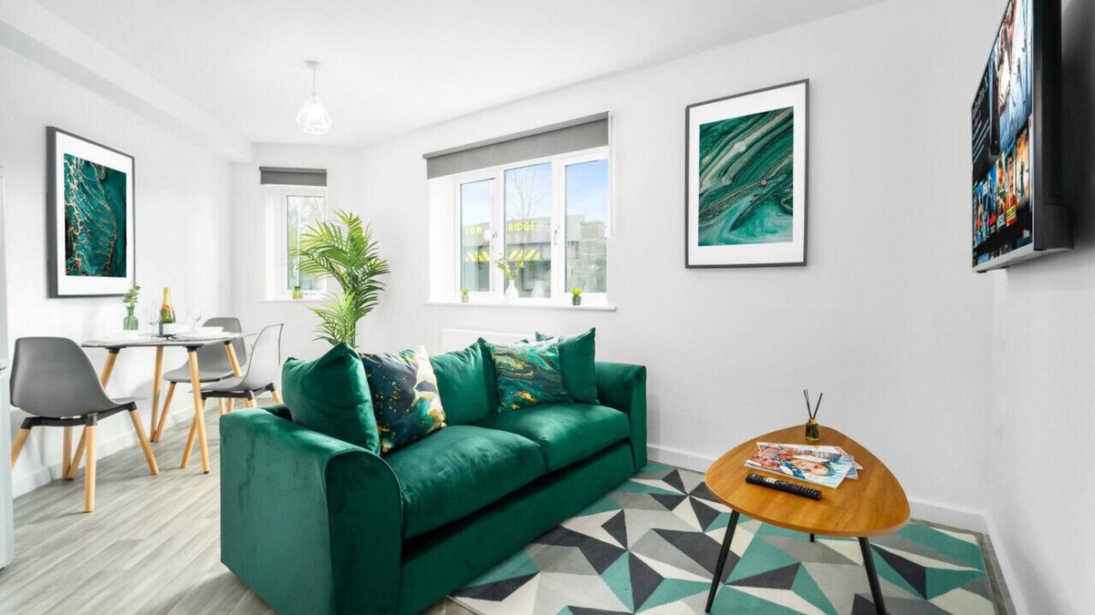 Cradley Heath Apartment | Luxury Two Bedroom Apartment - Parking - Smart TV